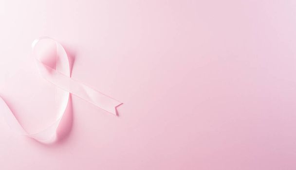 Růžové stuhy na pastelovém pozadí, Symbol povědomí žen o rakovině prsu, Zdravotní péče a lékařské koncepce. - Fotografie, Obrázek
