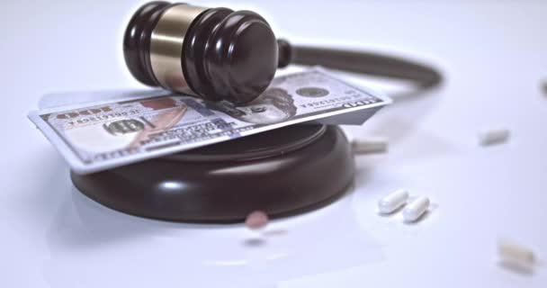 Pills and can of pills falling on a judges gavel on a white background. Concept For Medical Negligence, Bail, Monetary Compensation, Drugs Falsification - Materiał filmowy, wideo