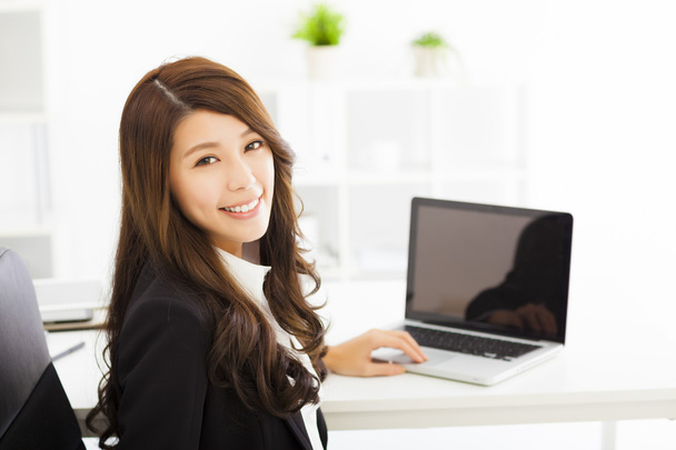 щаслива молода бізнес-леді працює в офісі
 - Фото, зображення