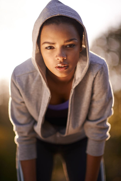 I dont make excuses, I make results. a young woman taking a breather while out for a run - Zdjęcie, obraz