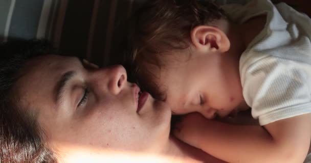 Anya és baba délutáni szunyókálás - Felvétel, videó