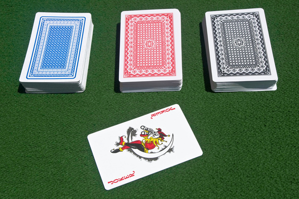 Tres barajas de cartas con un bromista
 - Foto, Imagen