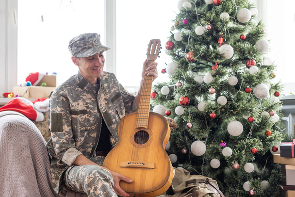 Sotilas, kitaristi jouluna.. - Valokuva, kuva