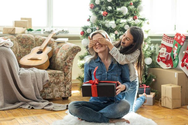 Sharing Christmas presents on the main plan. - Foto, Bild