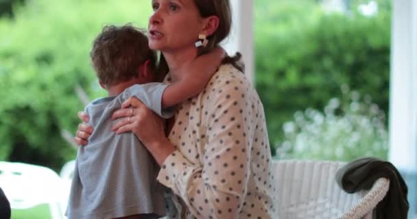 Madre levantando y abrazando niño - Metraje, vídeo