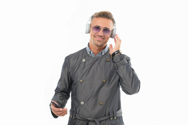 Happy man listening to music with smartphone. Music player in phone. Mobile music. - Foto, Bild