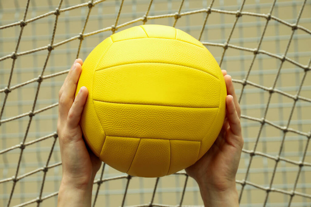 Чоловічі руки, що тримають волейбол, крупним планом
 - Фото, зображення