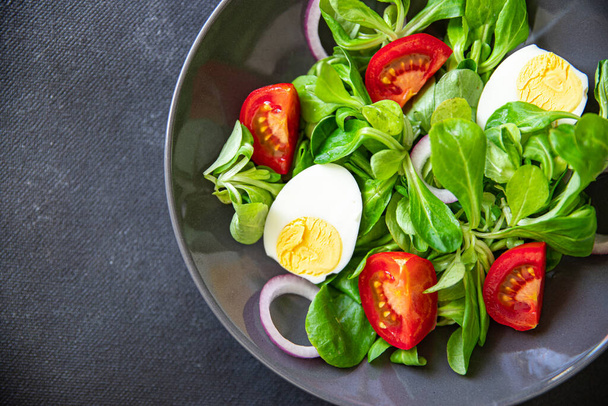 green salad egg, vegetable  tomato, onion, leaves lettuce mix fresh healthy meal food snack on the table copy space food background  - Foto, afbeelding