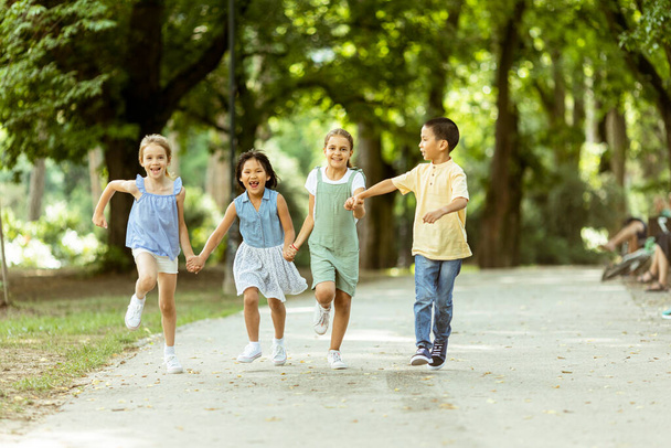 Grupa słodkie azjatyckie i kaukaskie dzieci zabawy w parku - Zdjęcie, obraz