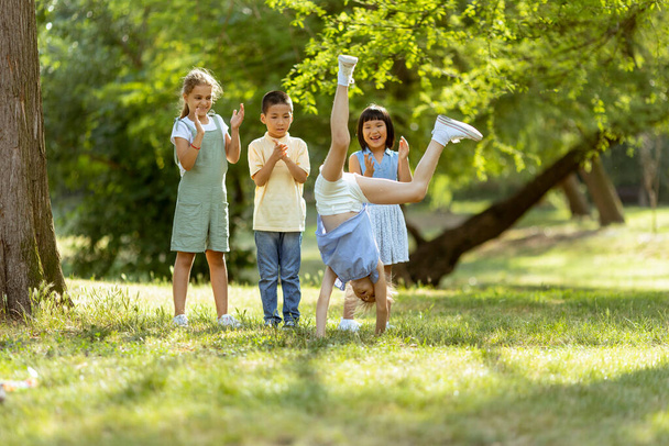 Ryhmä söpö aasialainen ja valkoihoinen lapset hauskaa puistossa - Valokuva, kuva