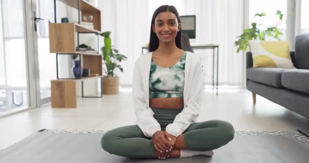 Yoga, fitness et exercice avec une formation de femme avec une séance d'entraînement dans sa maison pour la santé et le bien-être. Santé, zen et méditation avec une jeune athlète féminine assise sur un tapis dans le salon. - Séquence, vidéo