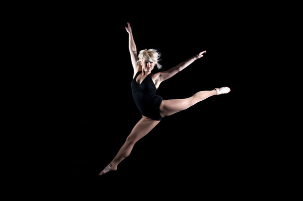 Girl gymnast leaping in the air - Zdjęcie, obraz