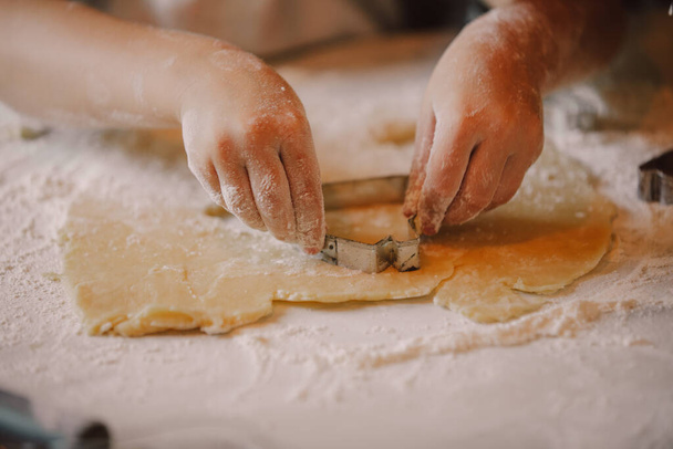 Крупним планом дивитися на руки як мати з сином готує борошно для печива на кухні
 - Фото, зображення