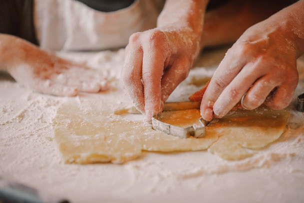 Крупним планом дивитися на руки як мати з сином готує борошно для печива на кухні
 - Фото, зображення