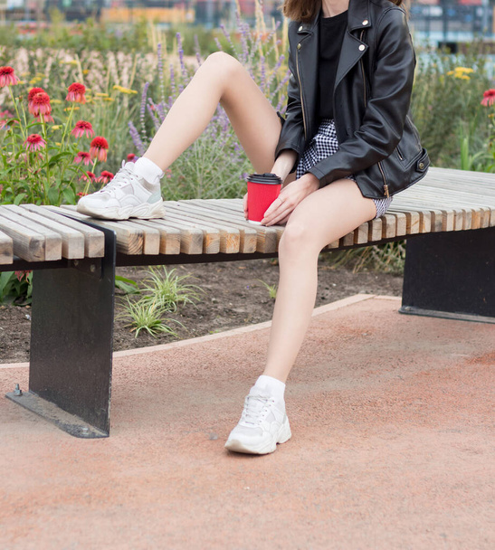 Meisje met koffie rust op de bank - Foto, afbeelding