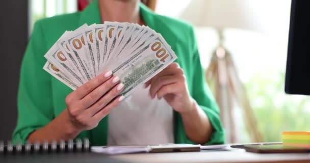 Businesswoman holding fan of dollars and thumbs up gesture ok. Successful recommendation of financial growth and profitable cash business investments - Filmagem, Vídeo