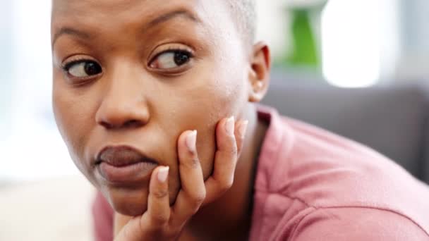 リビングルームの自宅でソファの上に黒の女性は悲しい、不安やうつ病。精神的健康、心理的または人生の問題に不満を持つバーンアウト、ストレスや孤独な女の子を考えながら. - 映像、動画