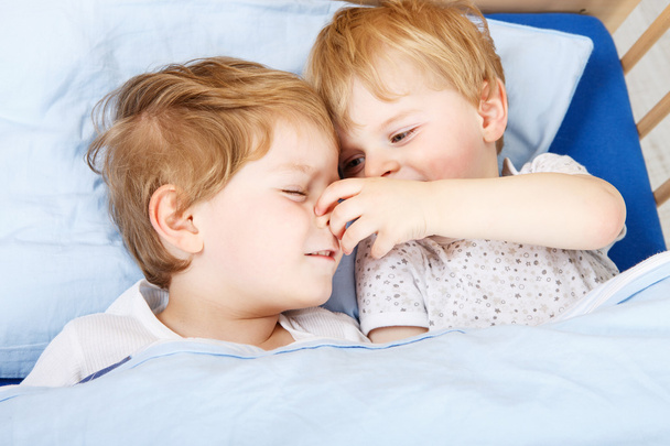 küçük kardeş çocukları evde yatakta eğleniyor - Fotoğraf, Görsel