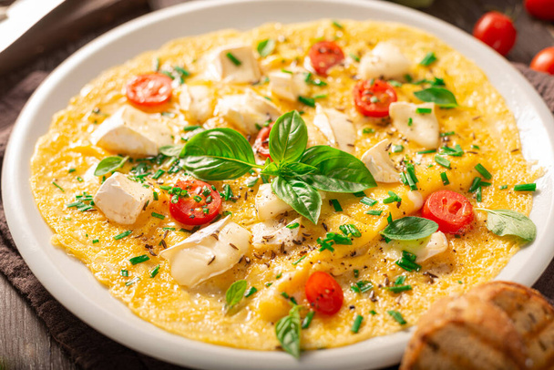 Delicious bio eggs omelette with vegetables and cheese - Foto, Imagem