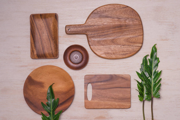 Conjunto de utensílios de cozinha na mesa de madeira pranchada vintage de cima, fundo de madeira - Foto, Imagem