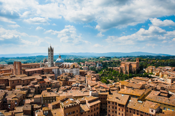 Siena. Imagem da antiga cidade da Itália, vista de cima. Bela casa e capela
. - Foto, Imagem