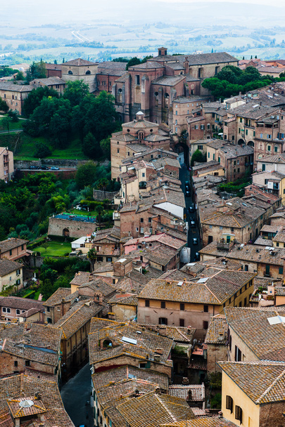 シエナ。画像イタリア古都の頂上からの眺め。美しい家とチャペル. - 写真・画像