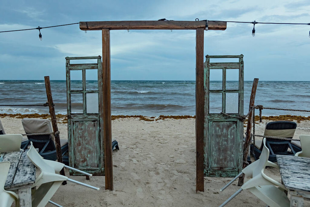 Tür zum Strand, regnerischer bewölkter Tag an der Playa del Carmen, Mexiko - Foto, Bild