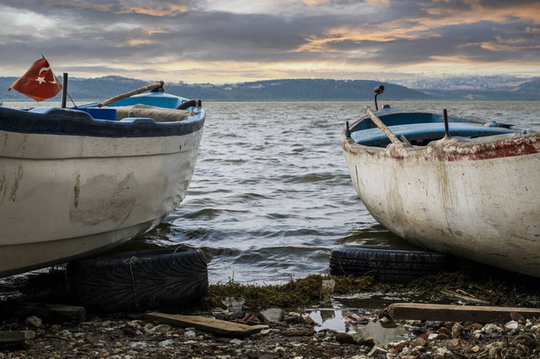 Barcos de pesca na costa do Lago Apolyont. Uluabat, Glyaz, Bursa, Turquia. Barco de Foco Seletivo. - Foto, Imagem