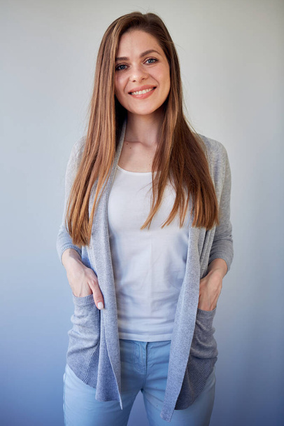 Šťastná dívka s dlouhými vlasy v neformálním oblečení. izolovaný portrét. - Fotografie, Obrázek