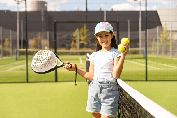 маленька дівчинка грає в весло теніс
. - Фото, зображення