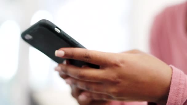 Γυναικείο χέρι με τηλέφωνο στα μέσα κοινωνικής δικτύωσης και διαδικτυακή εφαρμογή στο σπίτι. Κείμενο μήνυμα ή επικοινωνία για να επικοινωνήσετε με το κινητό smartphone στο σαλόνι, ενώ διαβάζετε e-mail και περιήγηση στο διαδίκτυο. - Πλάνα, βίντεο