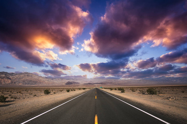 Дорожні лінії в долині смерті пустеля, каліфорнія, уса - Фото, зображення