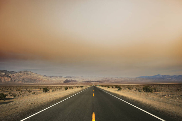 Ölüm vadisi çölünde yol çizgileri, Kaliforniya, ABD - Fotoğraf, Görsel