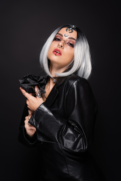 сексуальная ведьма стиль женщина с ясенем светлые волосы и темная роза глядя на камеру изолированы на черный - Фото, изображение