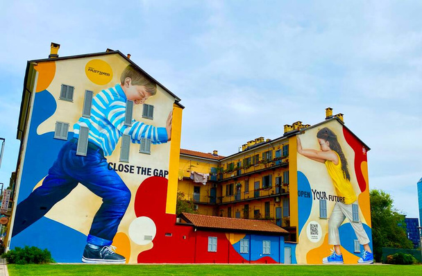 ミラノ市内の子供と一緒に描かれた建物 - 写真・画像