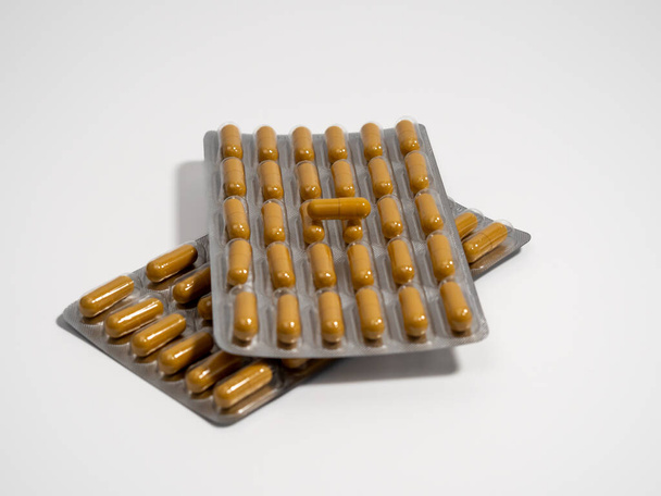 Medicines. Capsules in blister packs. yellow capsules. Close-up. - Foto, Imagen