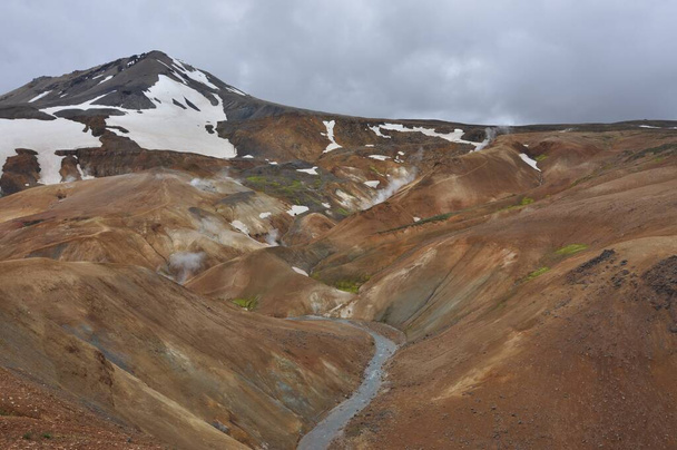 Kerlingarfjoll είναι μια οροσειρά στην Ισλανδία που βρίσκεται στα Highlands της Ισλανδίας κοντά στην οδό Kjolur Highland. Η ηφαιστειακή προέλευση αυτών των βουνών αποδεικνύεται από τις πολυάριθμες ιαματικές πηγές και τα ρυάκια στην περιοχή, καθώς και από την κόκκινη ηφαιστειακή ρίμα. - Φωτογραφία, εικόνα