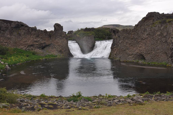 Hjalparfoss es una de las varias cascadas en el sur de Islandia situada en los campos de lava al norte del estratovolcán Hekla. - Foto, imagen