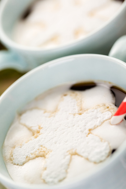 Gorąca czekolada z płatka śniegu w kształcie marshmallow. - Zdjęcie, obraz