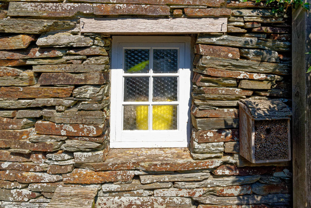 Old window closeup - Beautiful scenic village of Tintagel in Cornwall, England - Φωτογραφία, εικόνα