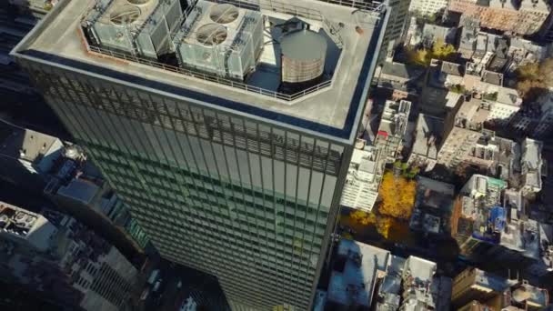 Volar sobre la parte superior del rascacielos moderno con tanque de agua y unidades de aire acondicionado. Vista de ángulo alto de la ciudad. Manhattan, Nueva York, Estados Unidos. - Imágenes, Vídeo