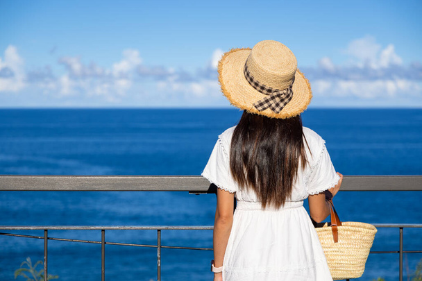 Woman go travel with the blue sea background - Fotoğraf, Görsel