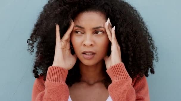 Siyahi kadın baş ağrısı, stres ve endişe, tükenme, depresyon ve borçtan kaynaklanan acı ve yorgunluk. Genç, hasta ve korku dolu Afrikalı Amerikalı zihinsel sağlık, risk ve hüsran dolu başarısızlık için endişeli. - Video, Çekim