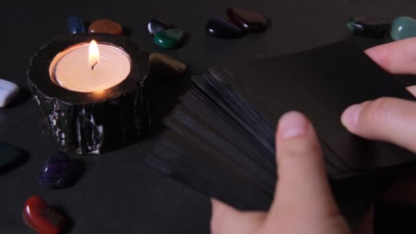 Жінка кладе карти і вибухає свічку після сеансу ворожіння. Поняття ворожіння та прогнозування
. - Кадри, відео