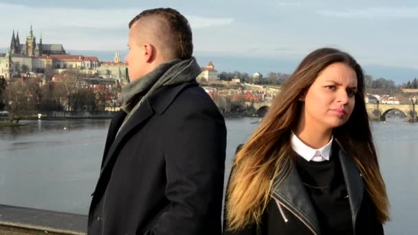 Pareja infeliz en el puente - ciudad (Praga) en el fondo
 - Imágenes, Vídeo