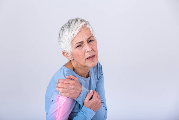 Starsza kobieta z bólem ramienia. Starsza kobieta znosi okropny ból. Ból ramienia u osoby w podeszłym wieku. Starsza pani z bólem ramienia - Zdjęcie, obraz
