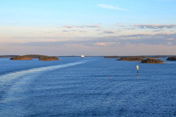 Ранним утром пейзаж с открытым видом на природу и природный архипелаг перед турбинами в Финляндии - Фото, изображение