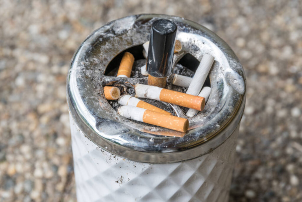 Cigarette butts after a smoke break of a chain smoker - nicotine, close-up - Foto, Imagem