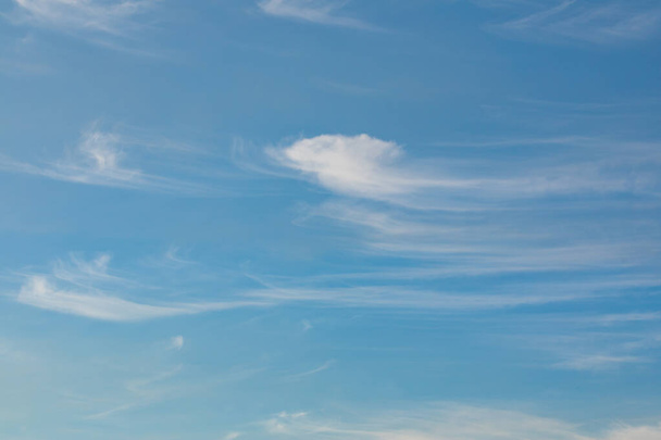 USA, Washington State, Whitman County. Palouse. Wispy clouds in a blue sky. - Foto, Bild