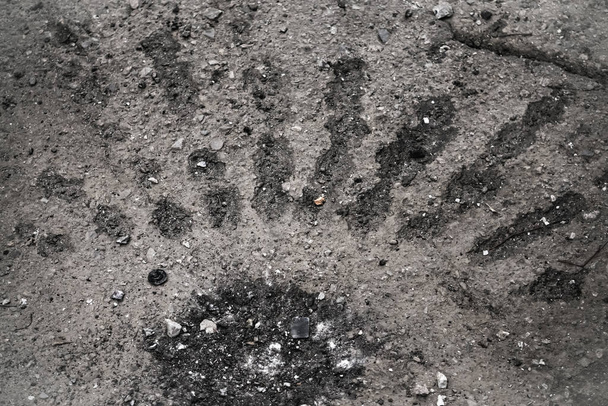 Footprint on the pavement after being hit by an artillery shell in Ukraine during the military escalation of hostilities and armed military aggression - Foto, immagini